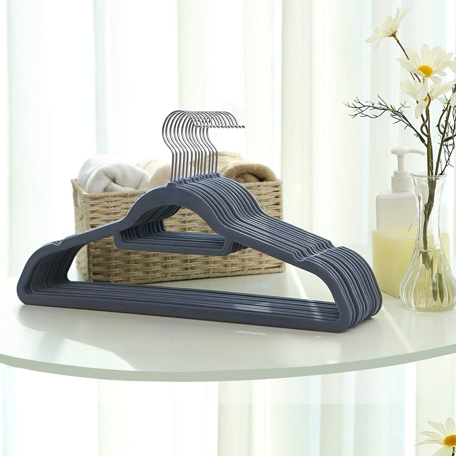 Velvet Hangers – Light Grey – Non-Slip – 360° Swivel Hooks – 100 Pack